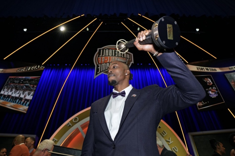 欧洲杯直播-霍华德：我可能进不了75大 但我现在是名人堂成员